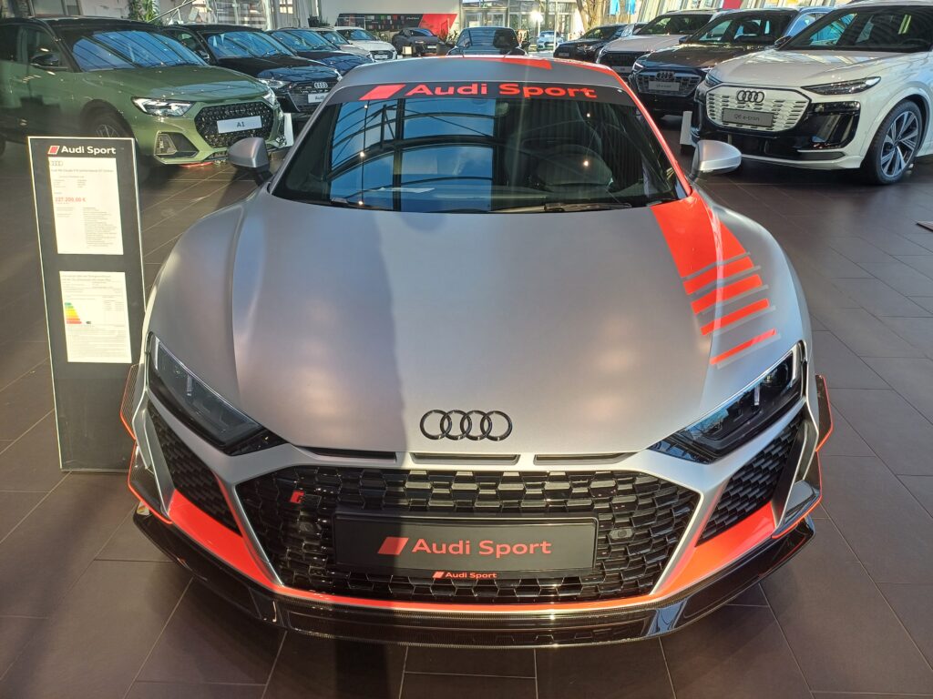 Зошто браникот на Audi е изработен од полипропилен >PP<,а средната голема решетка од ABS пластика