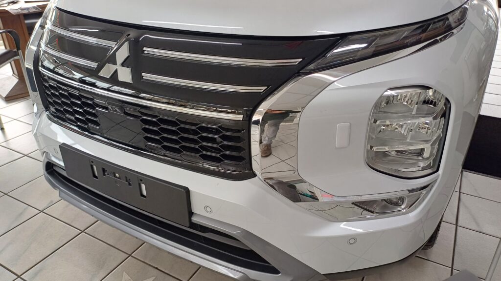 Mitsubishi со модерен, динамичен и хромиран дизајн